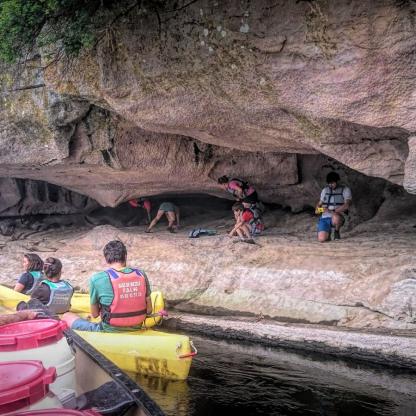 Cavités et grottes au bord de l'eau