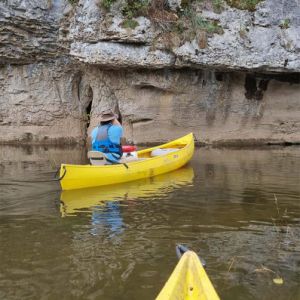 Canoë jaune sur l'eau