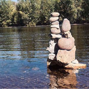 Cairn au bord de l'eau